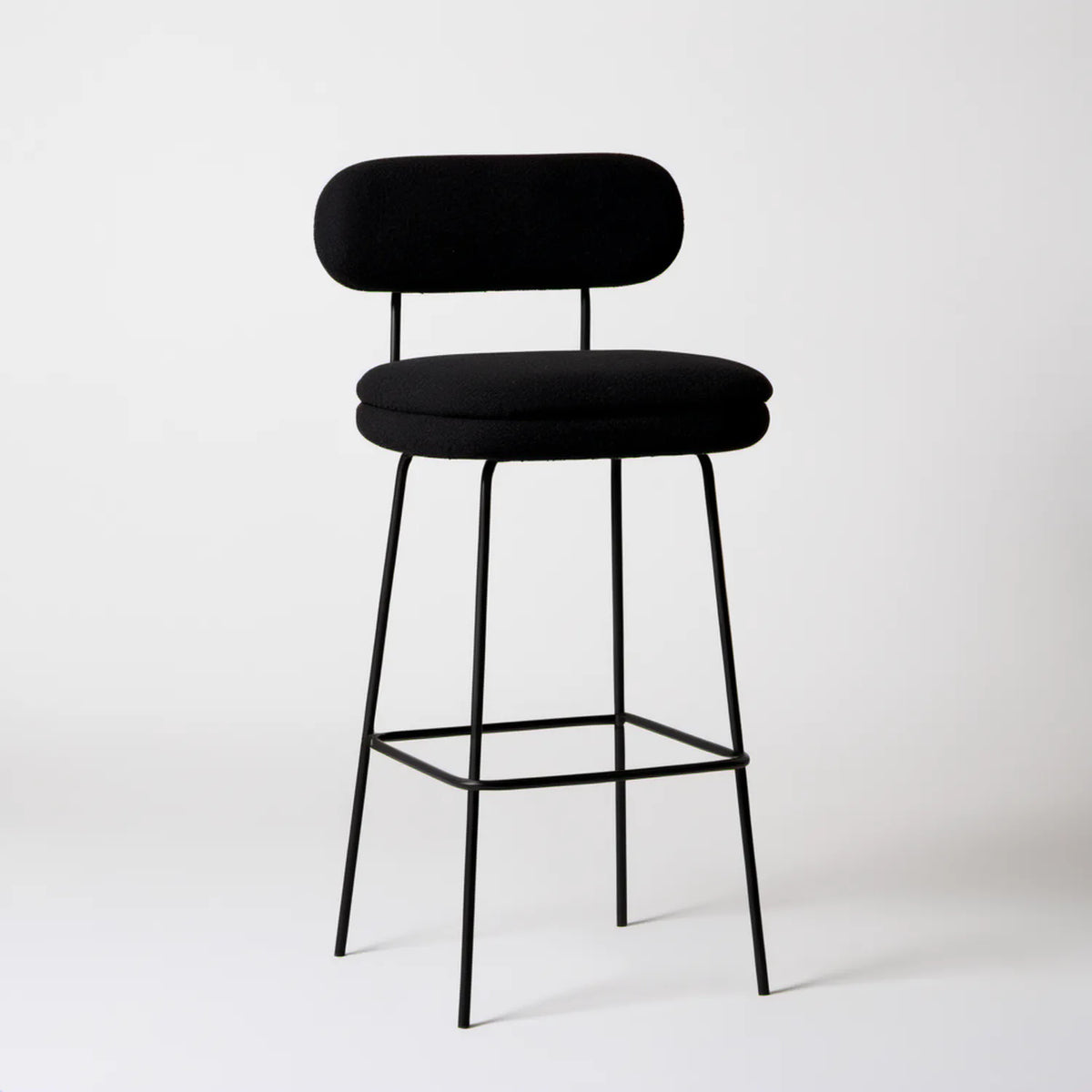 Czarny hoker z oparciem 47 x 50 x 94 cm, siedzisko z tkaniny i stalowa rama