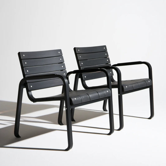Zestaw 2 czarnych krzeseł ogrodowych z podłokietnikami 57 x 60 x 84 cm, stal i HDPE